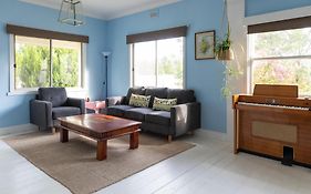 Cosy, Historic & Affordable 2-Bed Apartment - 5Kms From Castlemaine, 2Kms From Calder